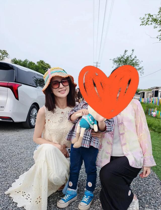 明星团建过六一！贾乃亮和李小璐为甜馨合体，章子怡和佟丽娅也在