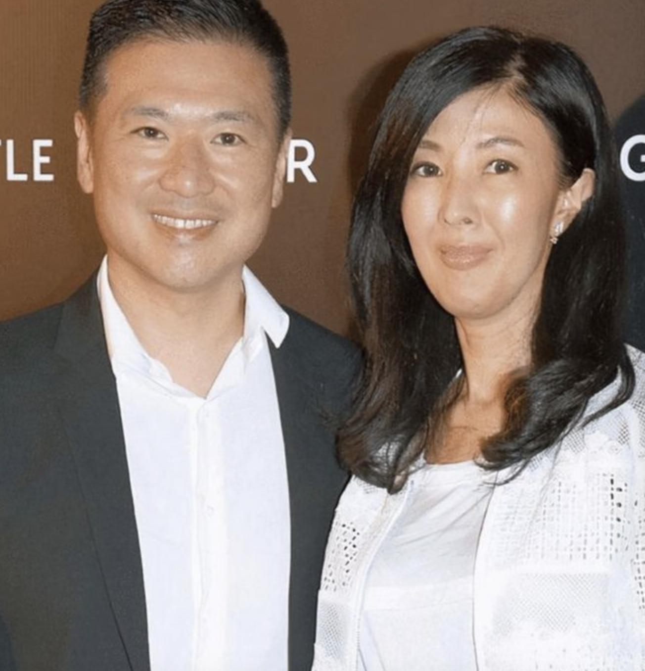 李嘉欣姐姐在上海参加继子婚礼，被敬茶笑不拢嘴，15岁儿子罕露脸