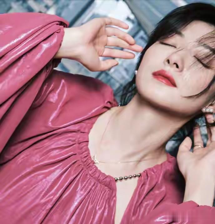 40岁万茜泳池照曝光，湿发马甲线杀疯了，这状态堪比20岁小姑娘