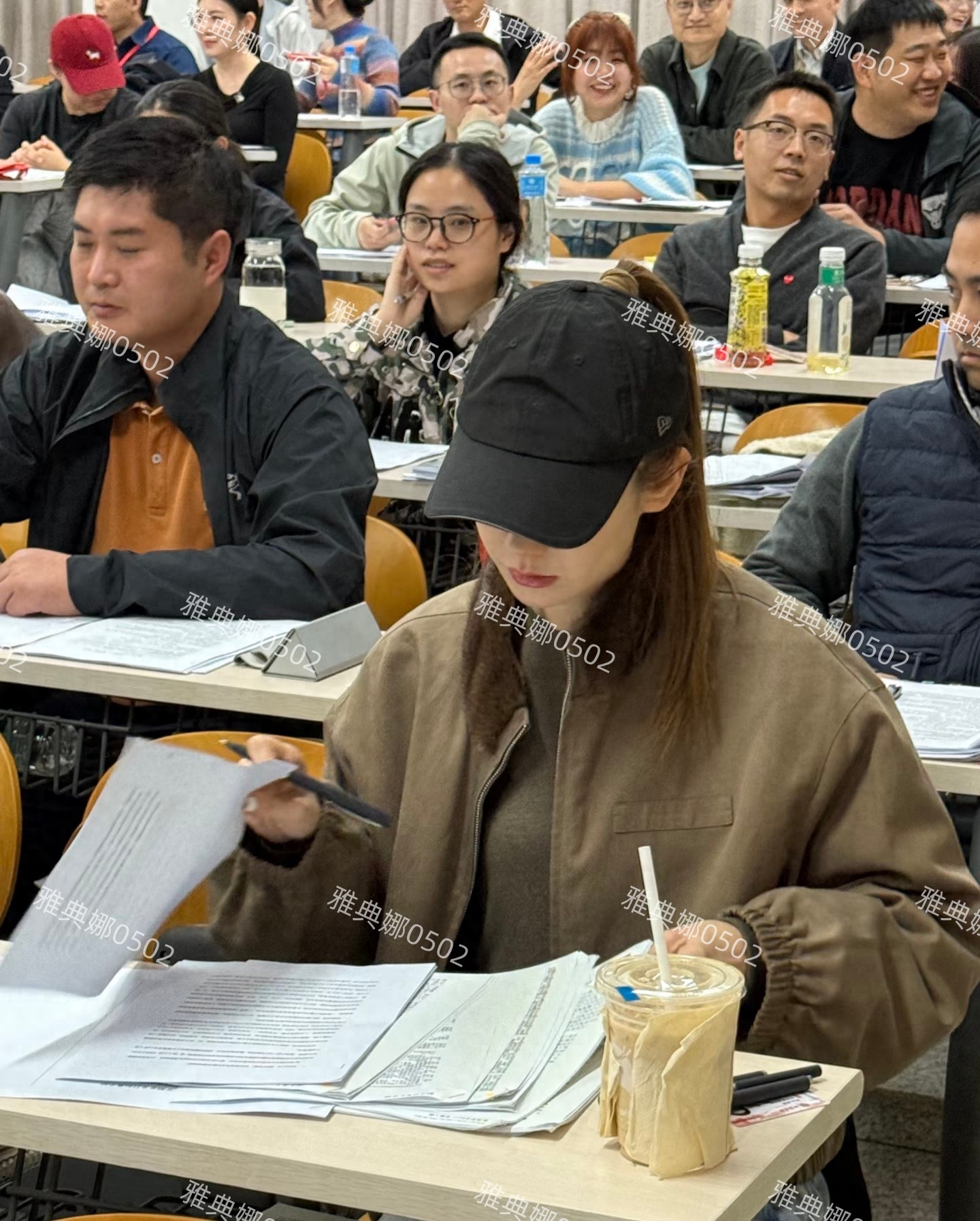 戚薇现身北大参加EMBA考试，她准备充分答题又快又稳提前交卷