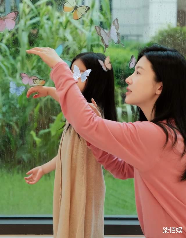 杨子姗吴中天一起陪女儿,一家三口住大别墅,地板一尘不染真干净