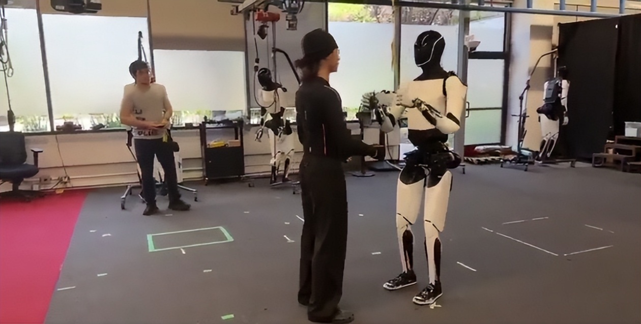 人形机器人市场热度高涨，产业发展加速