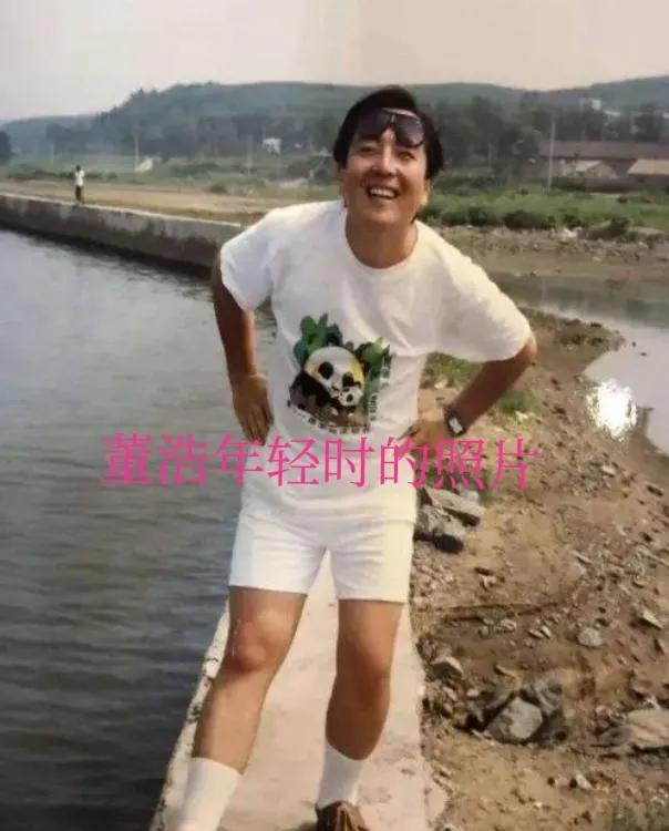 69岁董浩的近况曝光:他身材肥胖,满脸的老年斑,但打扮太新潮