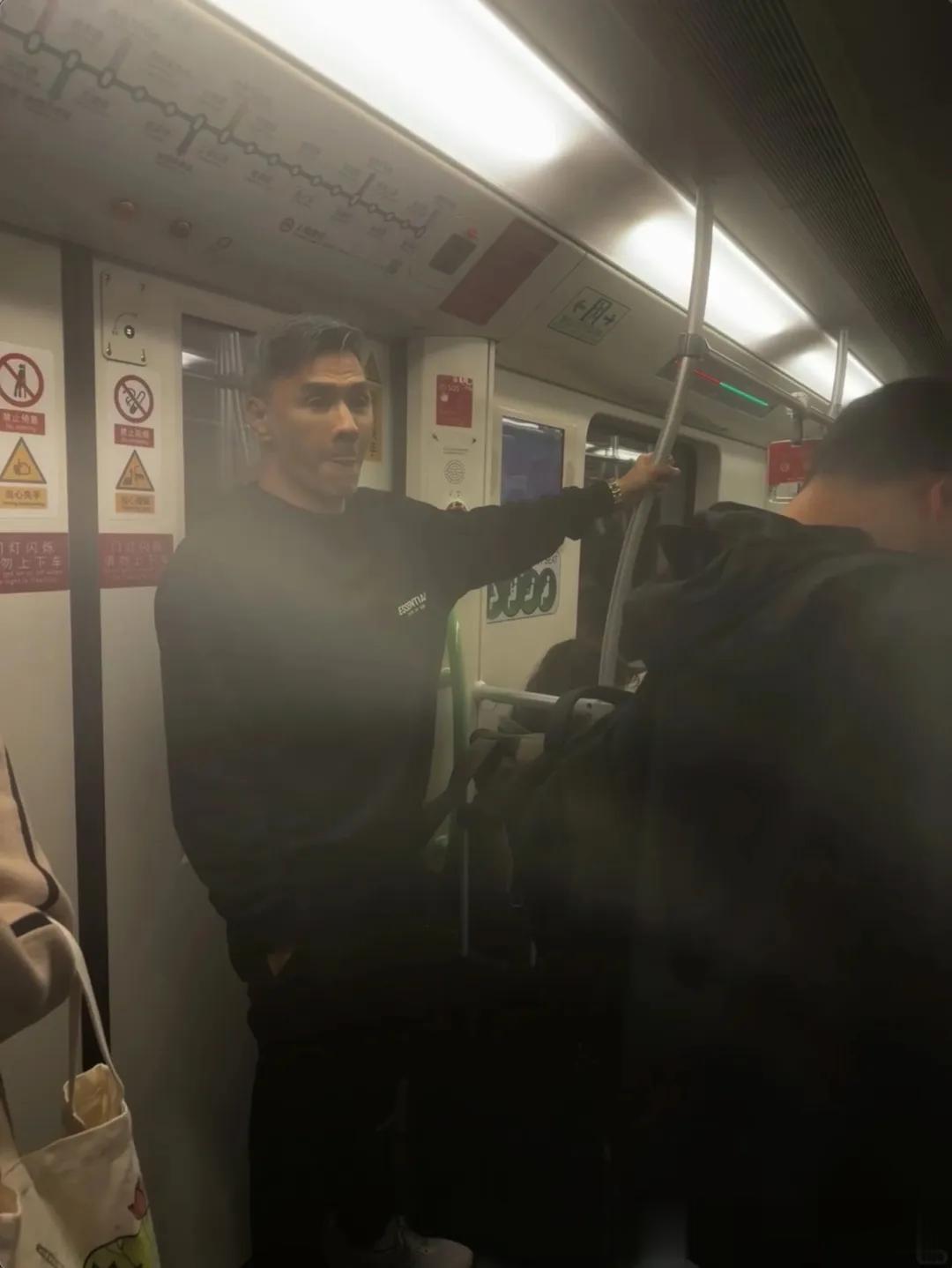 TVB御用反派地铁被偶遇，真实状态令网民惊讶，亲民合照引热议