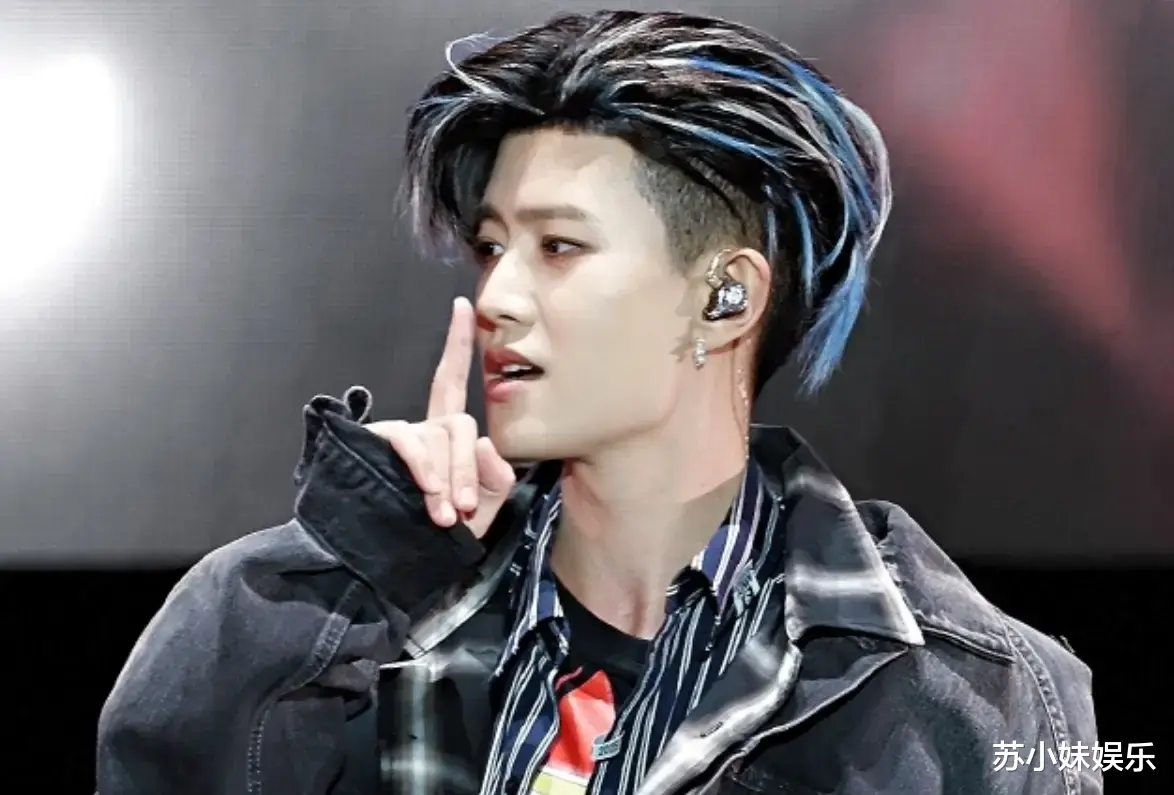 任嘉伦蓝灰挑染，帅气造型亮相北京音乐节，好身材藏不住了