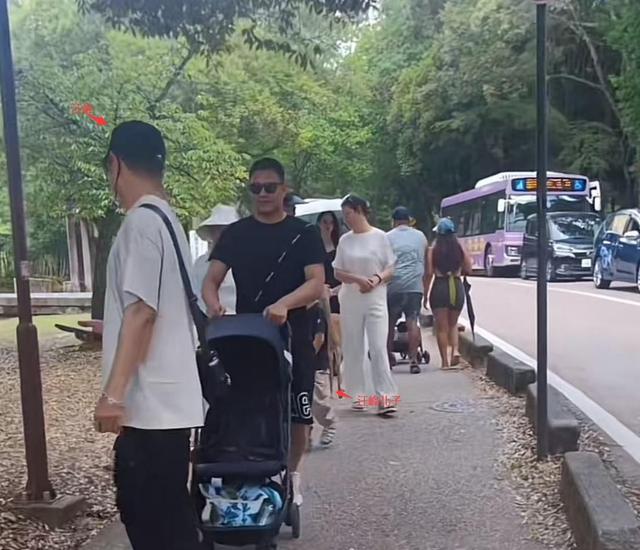 时隔一月,汪峰再陷“牵手门”,一张照片证明了森林北的真实地位