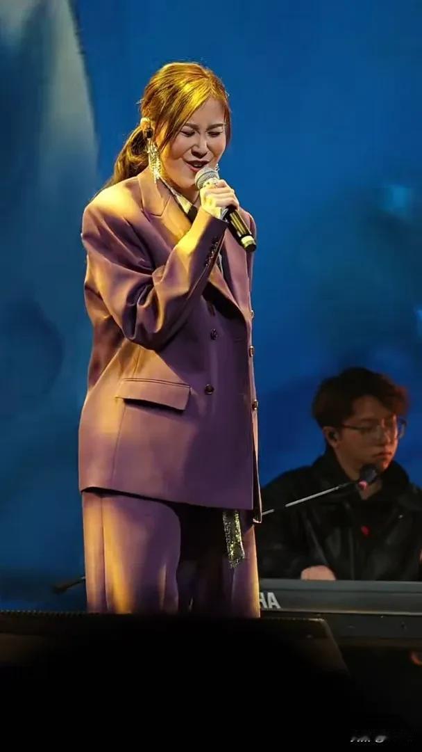TVB小花刘佩玥首开个唱 表情管理成焦点 网友评价面部很狰狞