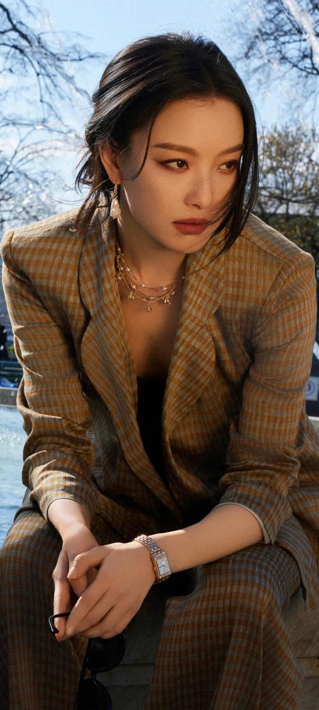 倪妮，松弛感写真，衣品和气质堪称一绝，太帅了