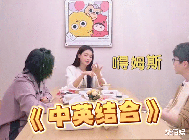 孙怡陪8岁女儿画画，大福书桌乱糟糟，墙上贴满日语和英语单词