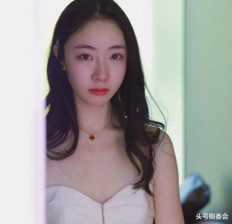 离开娱乐圈4年,霍尊事业重启,而被送进去的陈露,活成了这样