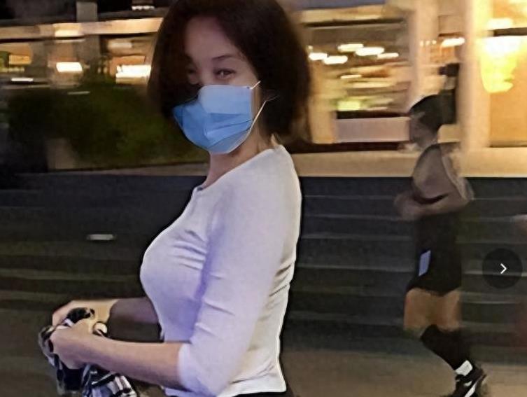 许晴与冯小刚合影曝光，蕾丝上衣几乎“撑破”，冯导表情相当自然