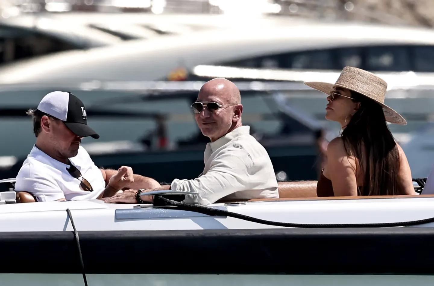 贝佐斯夫妇在巴黎!桑切斯保镖护驾派头大,和苏菲玛索同台获认可