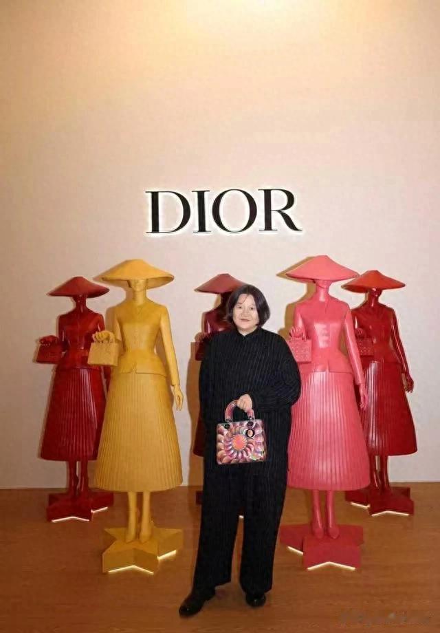 64岁洪晃大变样,瘦了二十斤 背Dior包气质绝,果然人靠衣装马靠鞍