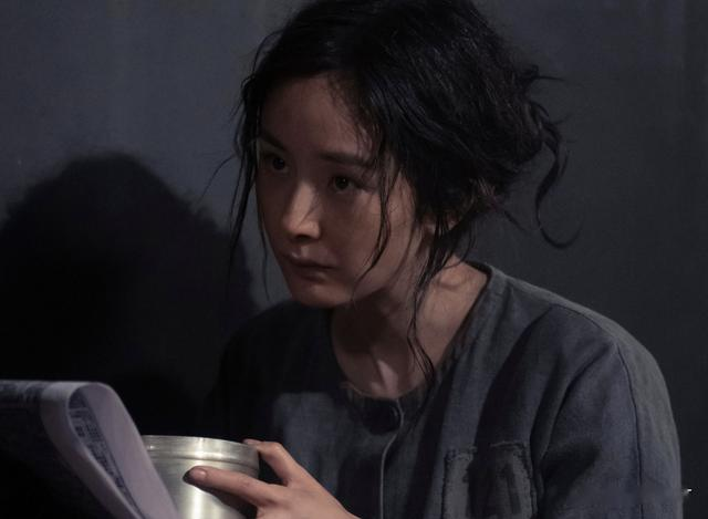 杨幂最新热搜大翻车！跟女儿小糯米雌竞，鼓吹幼态审美遭网友抵制