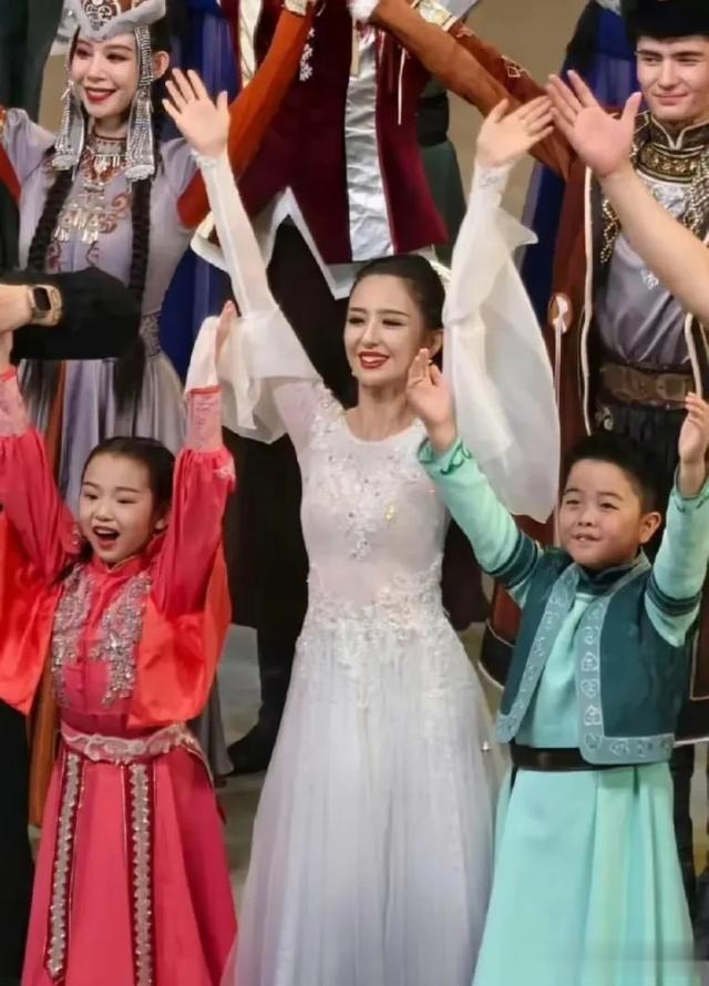 佟丽娅庆功宴脱妆照流出，肤黄如蜡瘦到脱相，和舞台判若两人