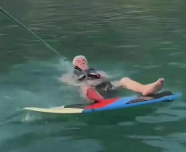 74岁张纪中游乐场训哭娇妻！背娃累瘫烈日下，网友：命硬也顶不住