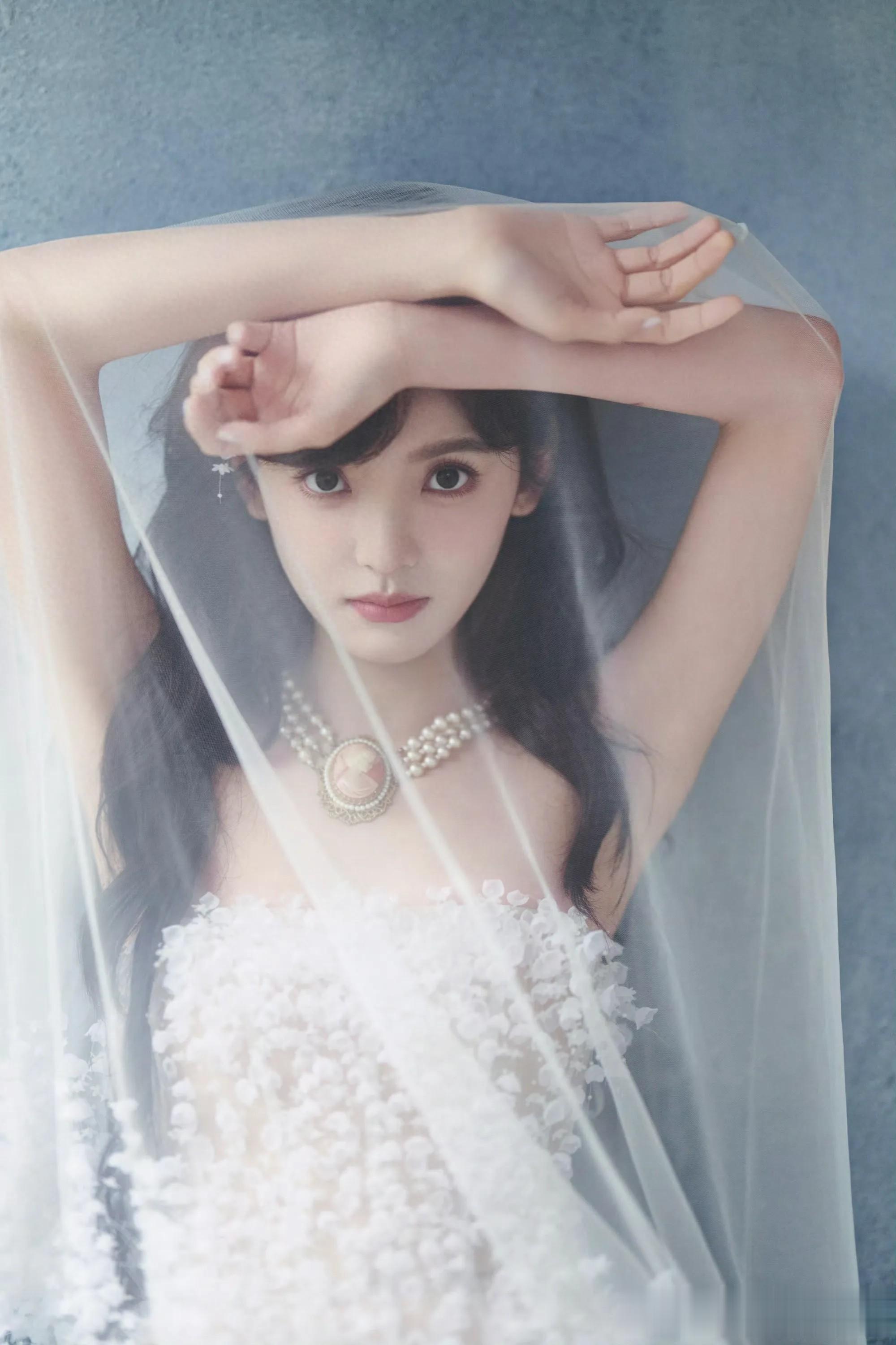 章若楠薄纱似雾光笼罩,轻盈飘逸