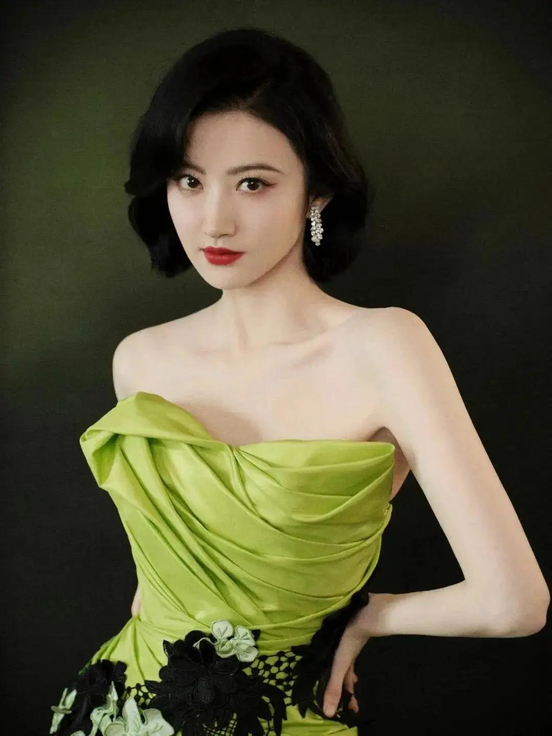 景甜这组图杀疯了！绿裙配红唇，这哪是30+姐姐啊？