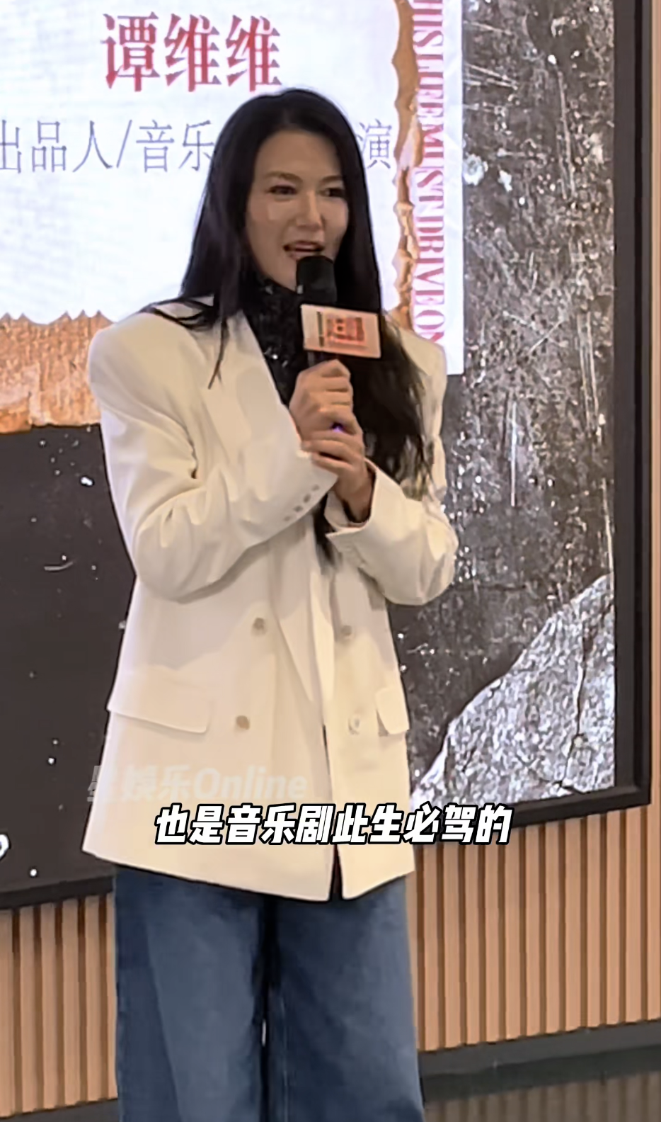 被57岁江珊惊艳，白发不染、不整科技脸，美人迟暮但气质还是很好