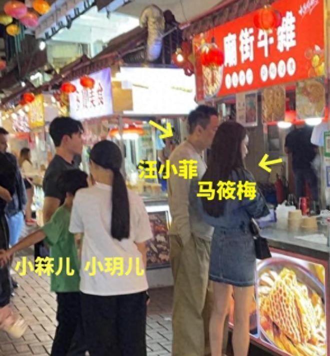 汪小菲带儿女在香港逛庙街吃牛杂!马筱梅全程陪伴,小玥儿似大S