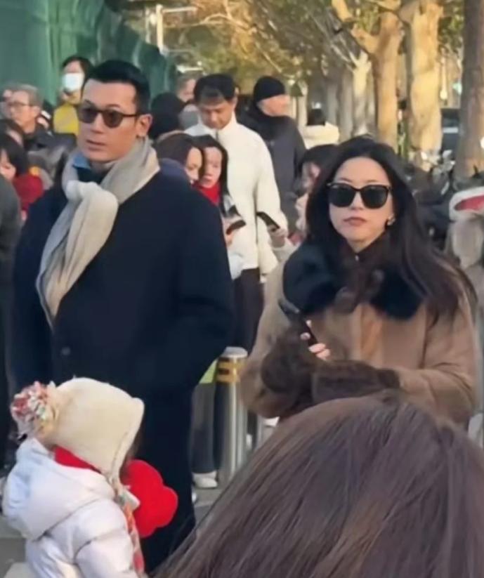 美人在骨不在皮，朱珠穿貂逛德国集市被拍，身材微肿却难掩美貌