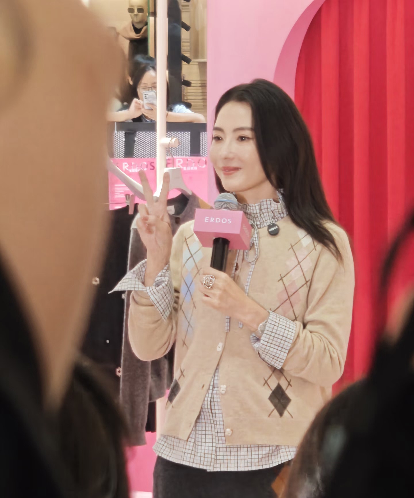 亲眼见到了张柏芝，她不仅长得漂亮性格很好很宠粉，人气也确实高