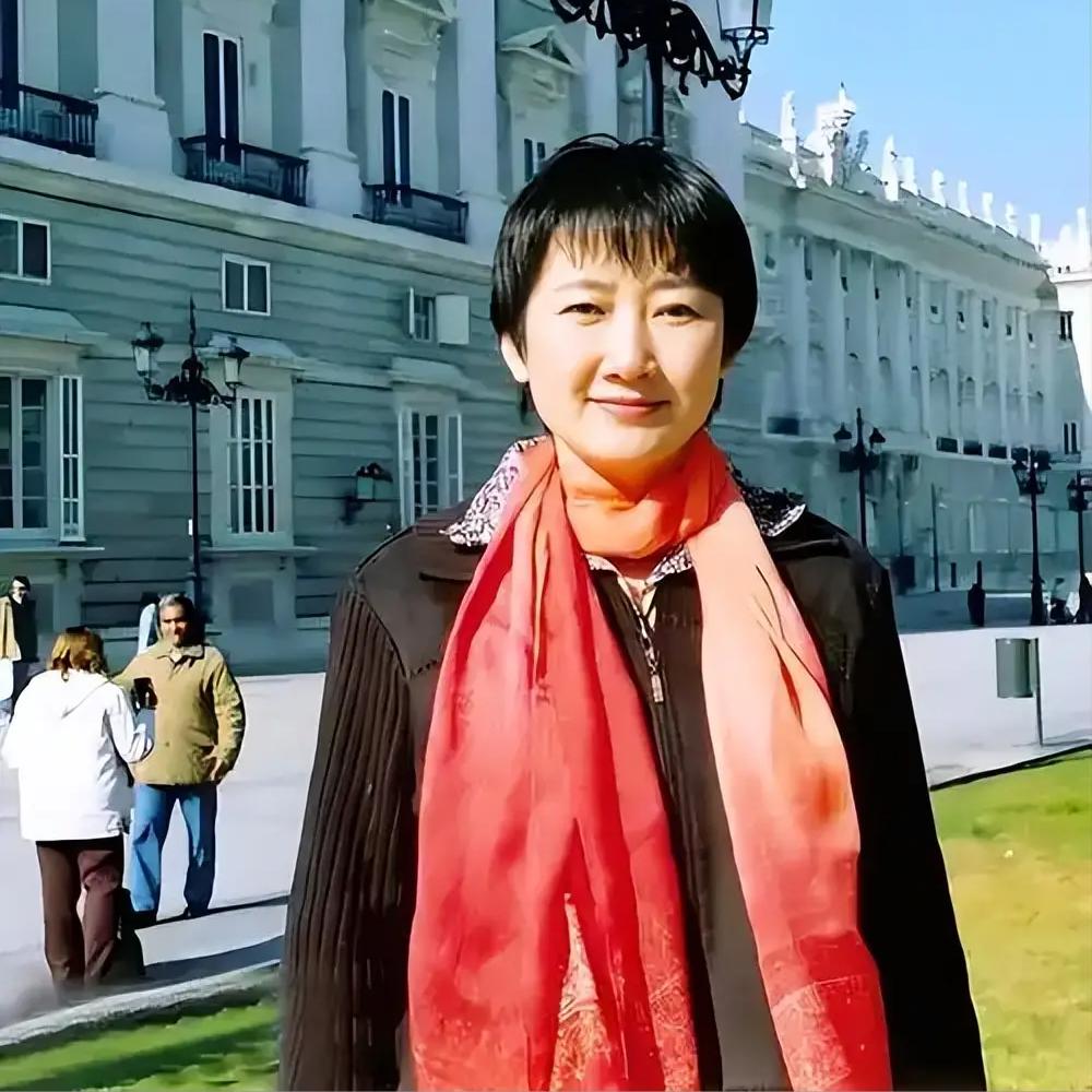 万万没想到,和王刚离婚24年的成方圆,已经成了他高攀不起的样子