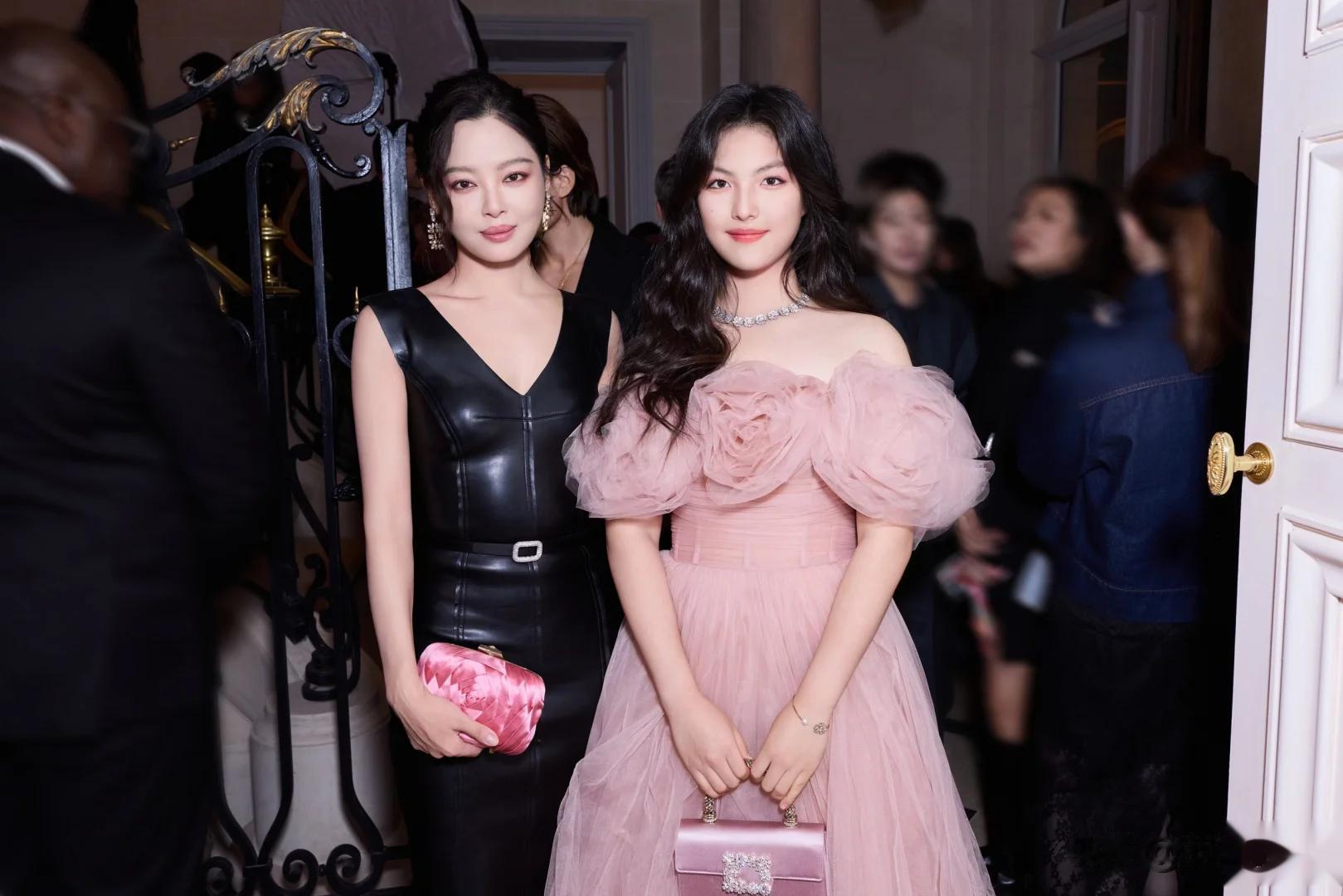 太尴尬!李湘晒图暴露王诗龄背后蛐蛐周也,被发现后连忙上线删除