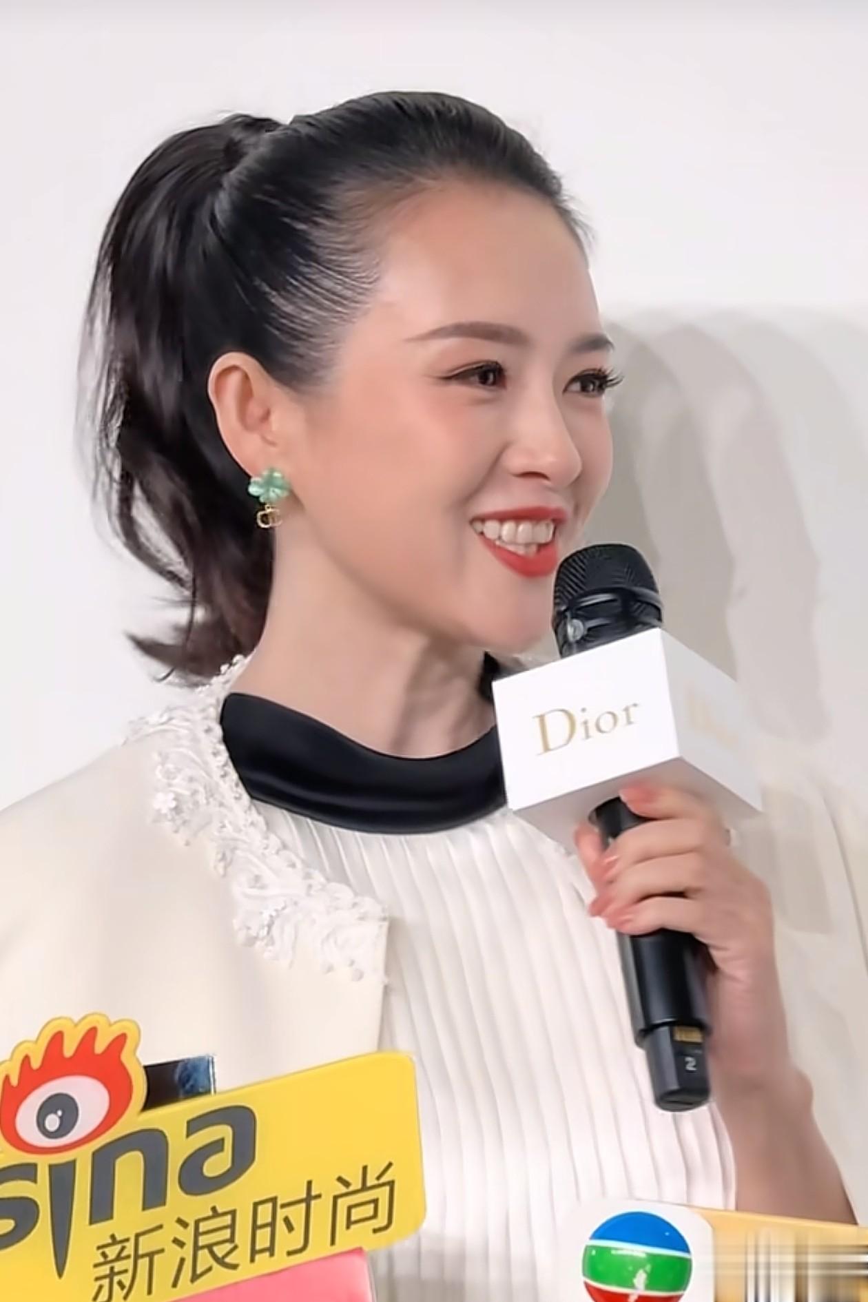 46岁章子怡活动怼脸拍！皮肤紧致，面部更饱满了，瞬间年轻20岁