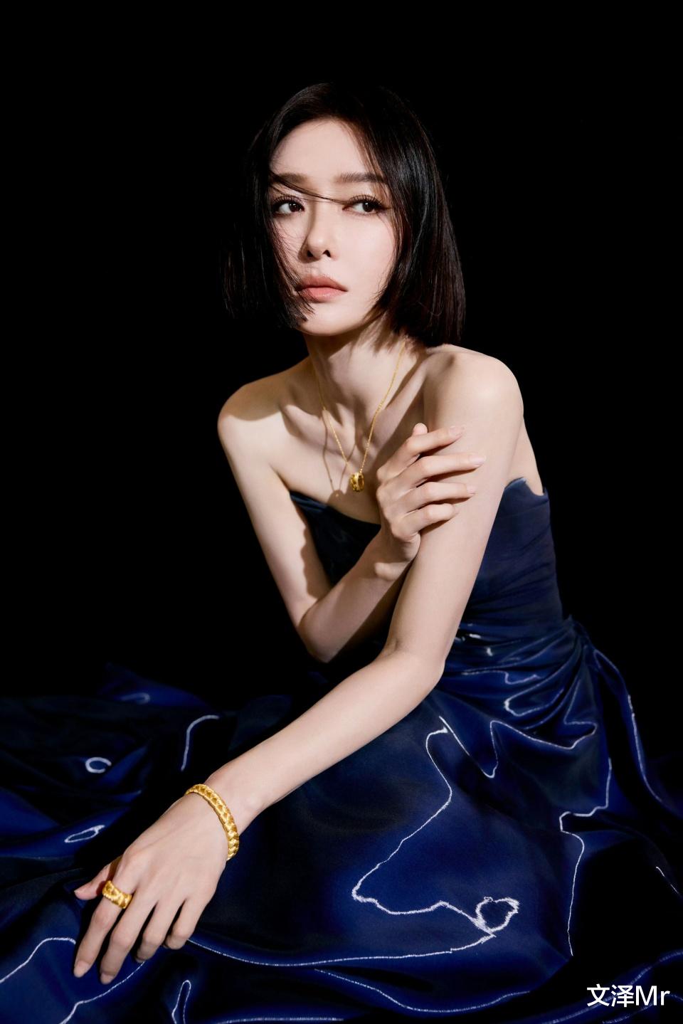 秦岚：深蓝魅影下的时尚女王，不动声色的性感！