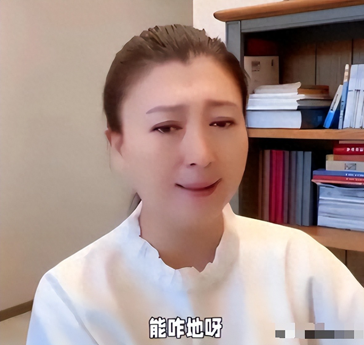 闫学晶风波后首现身！双手插兜，满脸不屑，看来她还没有认识到错