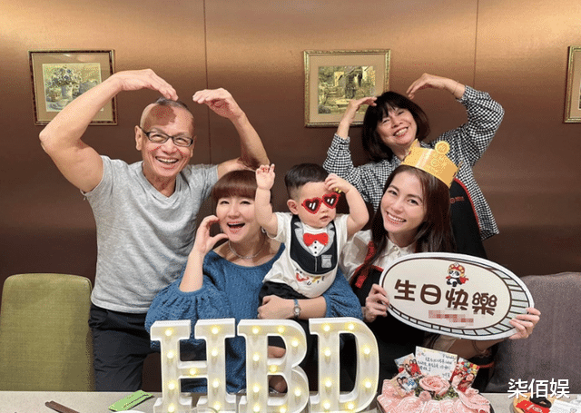 任家萱为友人庆生，抱着儿子腹部好凸似怀二胎，男友露面变好看了