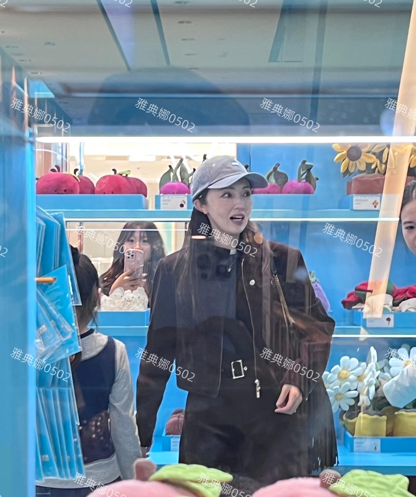 北京国贸偶遇董璇母女,董璇本人又高又白但不年轻小酒窝太可爱了