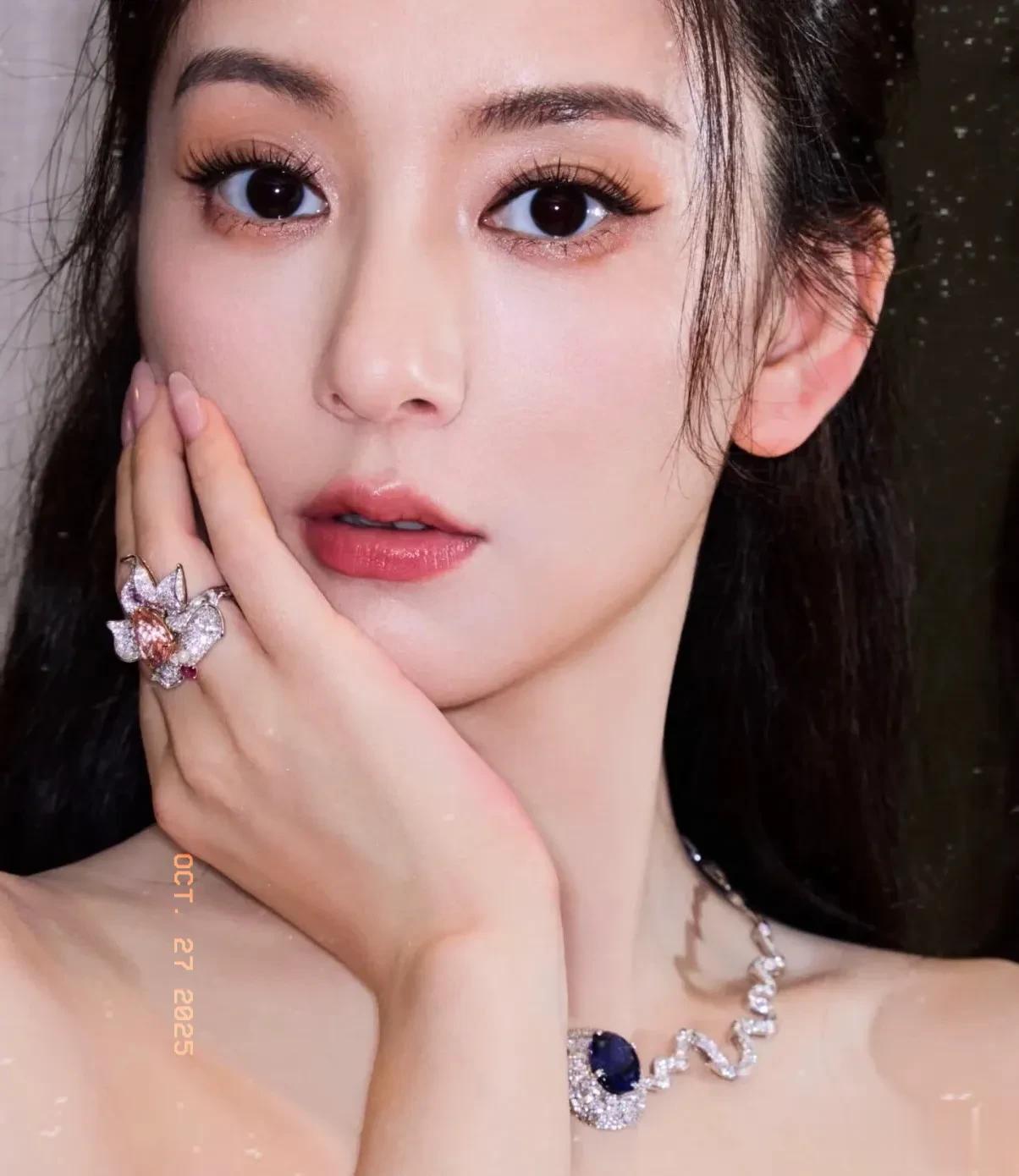 方媛产后首次公开亮相，为郭富城庆生，身材纤细小腹平平，引热议