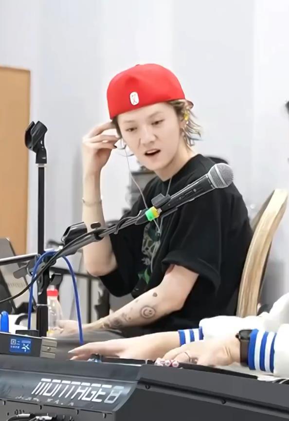 鹿晗美甲吸睛，网友：在走权志龙路线吗？