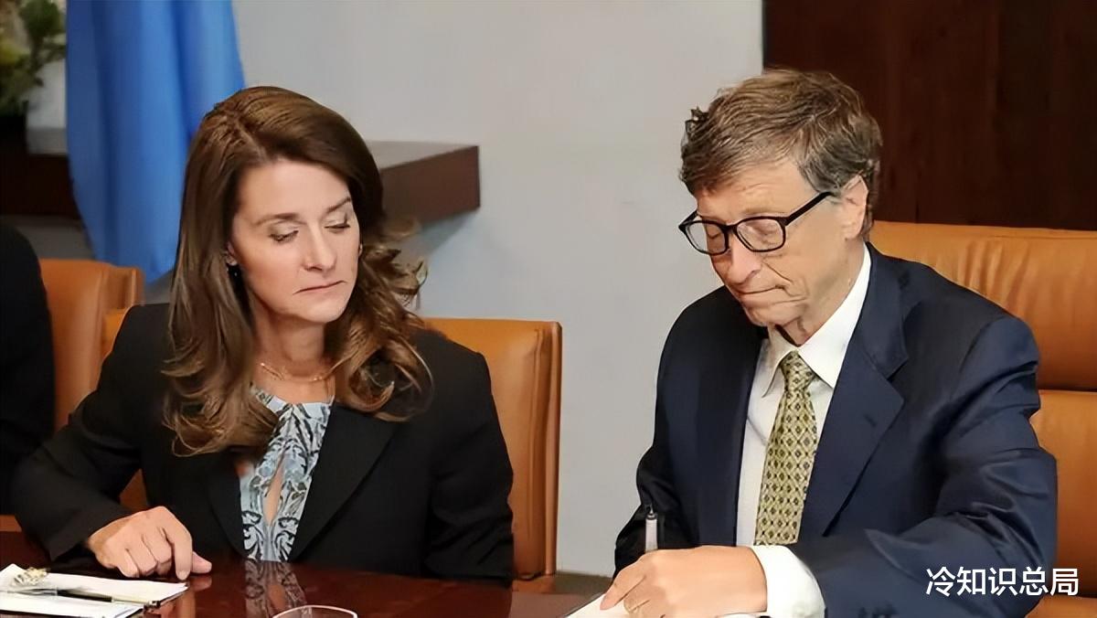 比尔盖茨前妻有新欢了，公开约会小12岁帅气男友，笑容很甜蜜