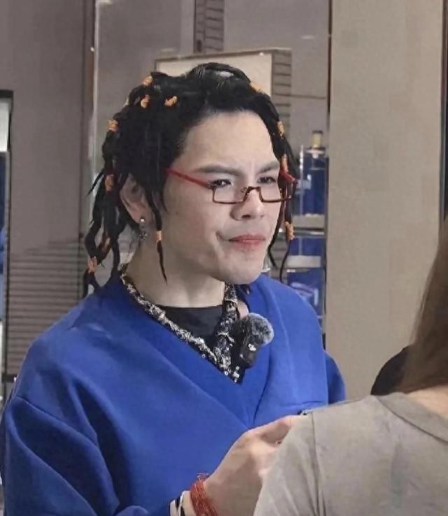 41岁向佐现身上海街头，打扮怪异，搞抽象行为艺术，越来越疯了