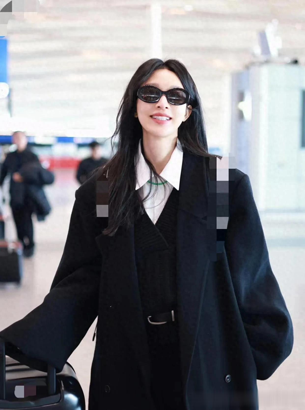 张俪真是穿搭高手!黑大衣+v领马甲+阔腿裤,时髦洋气又高级!