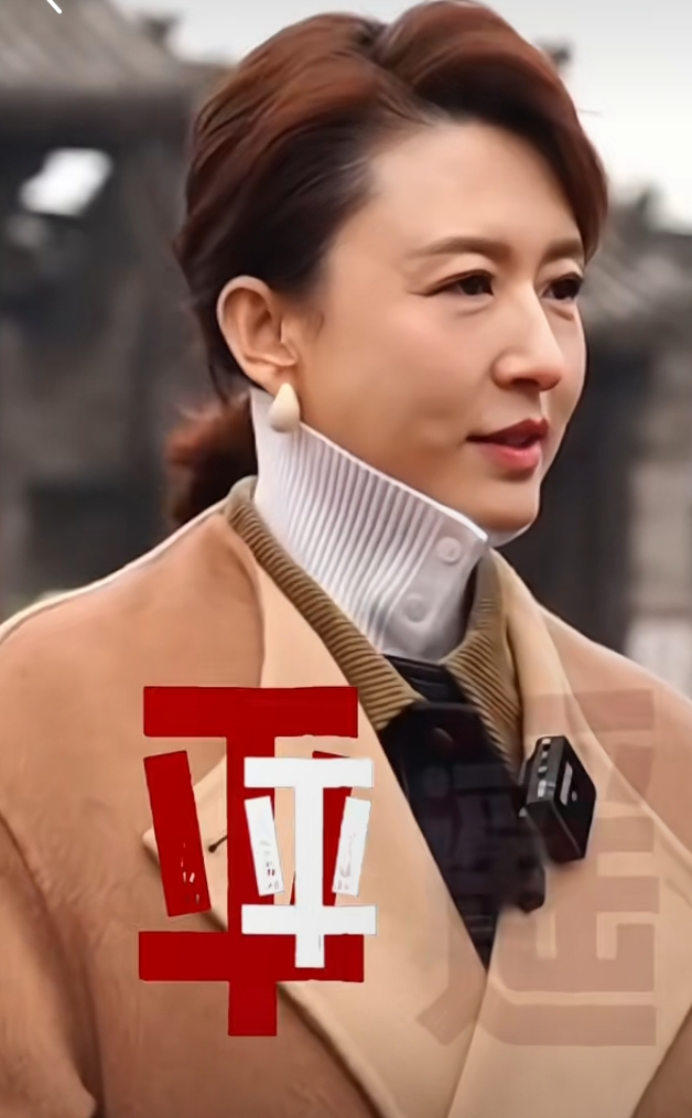张蕾现身平遥，驼色大衣配高领衫，气质温婉，颜值在线