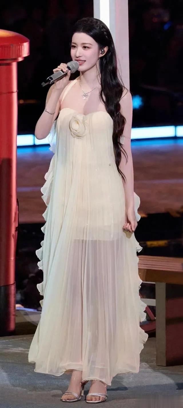 王楚然湖南卫视跨年演唱会出图，满分女王楚然！