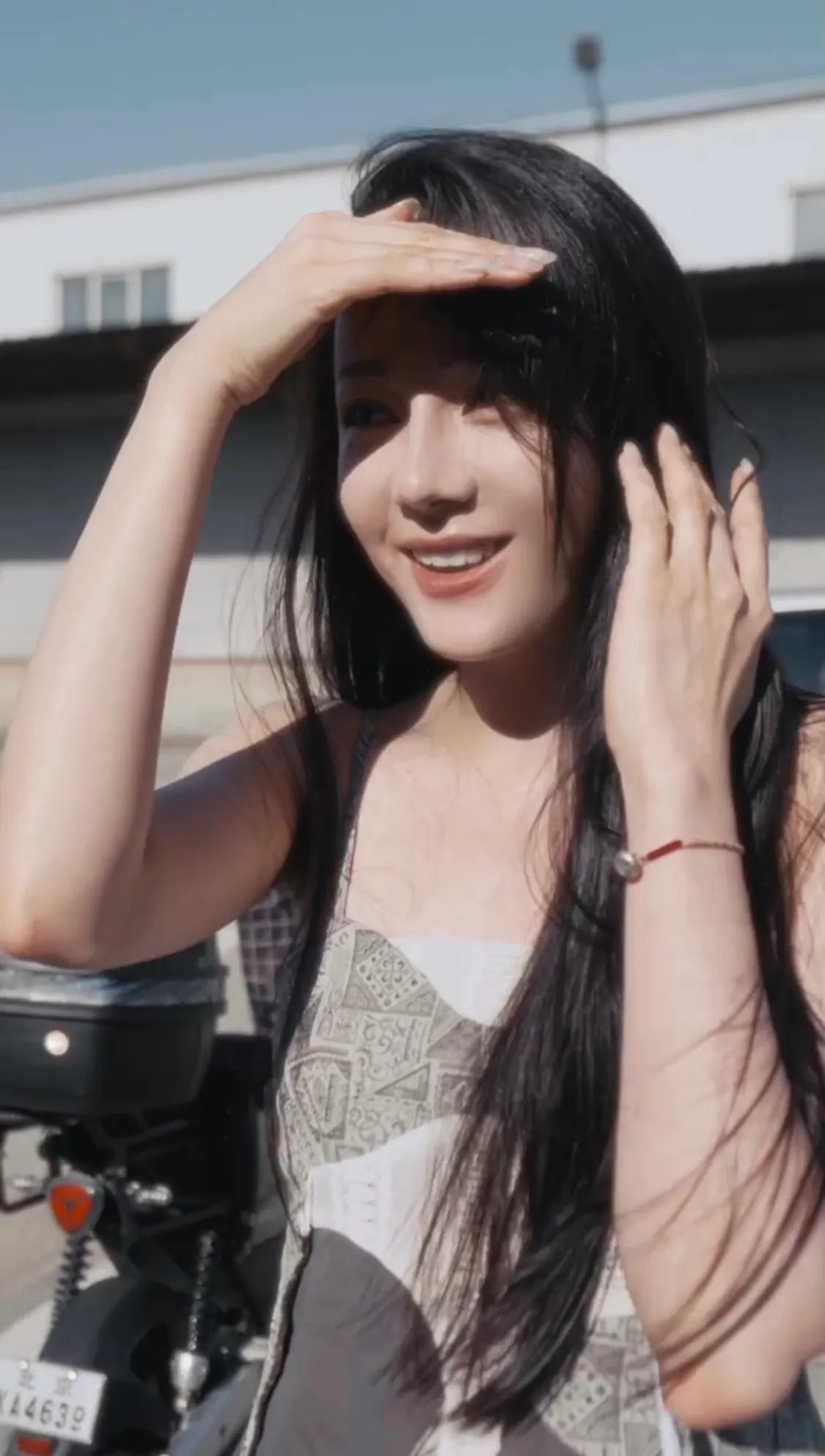 刘亦菲爱吃肉,杨幂穿睡衣上班,迪丽热巴又捂上了,宋佳私服帅气