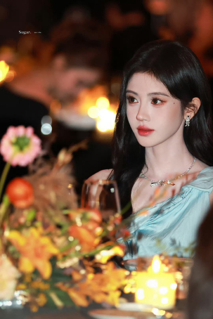 东方贵气绽放——鞠婧祎全球首戴未发布高珠惊艳芭莎盛典