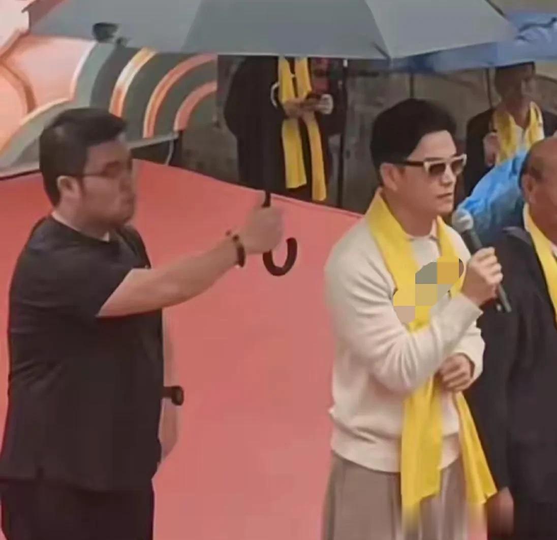 69岁吕良伟携子吕善扬回陆川祭祖，打扮低调，年近古稀却发量惊人