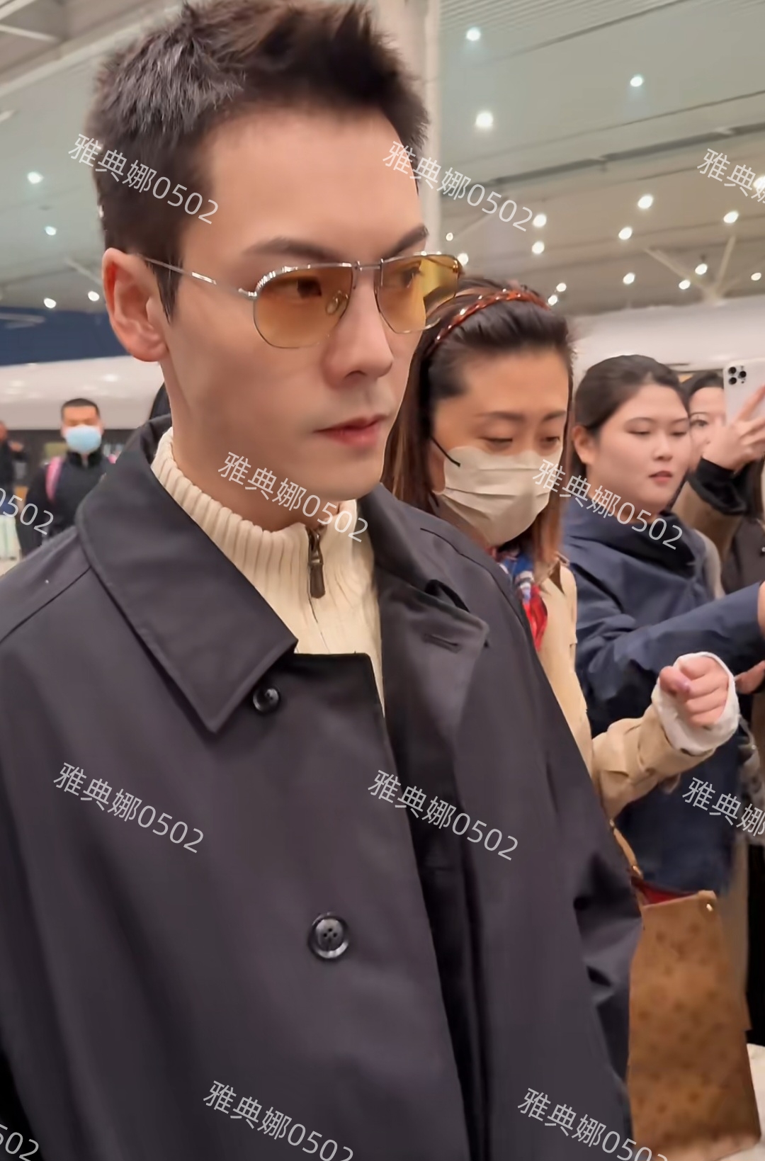 好离谱去沈阳的高铁上排队上厕所，门一打开居然是陈伟霆本人超帅