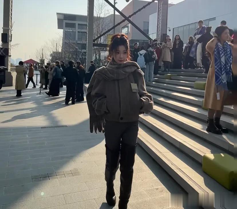 易梦玲国外拍摄，身穿全套巴宝莉，颜值超绝却因穿长筒靴像五五分