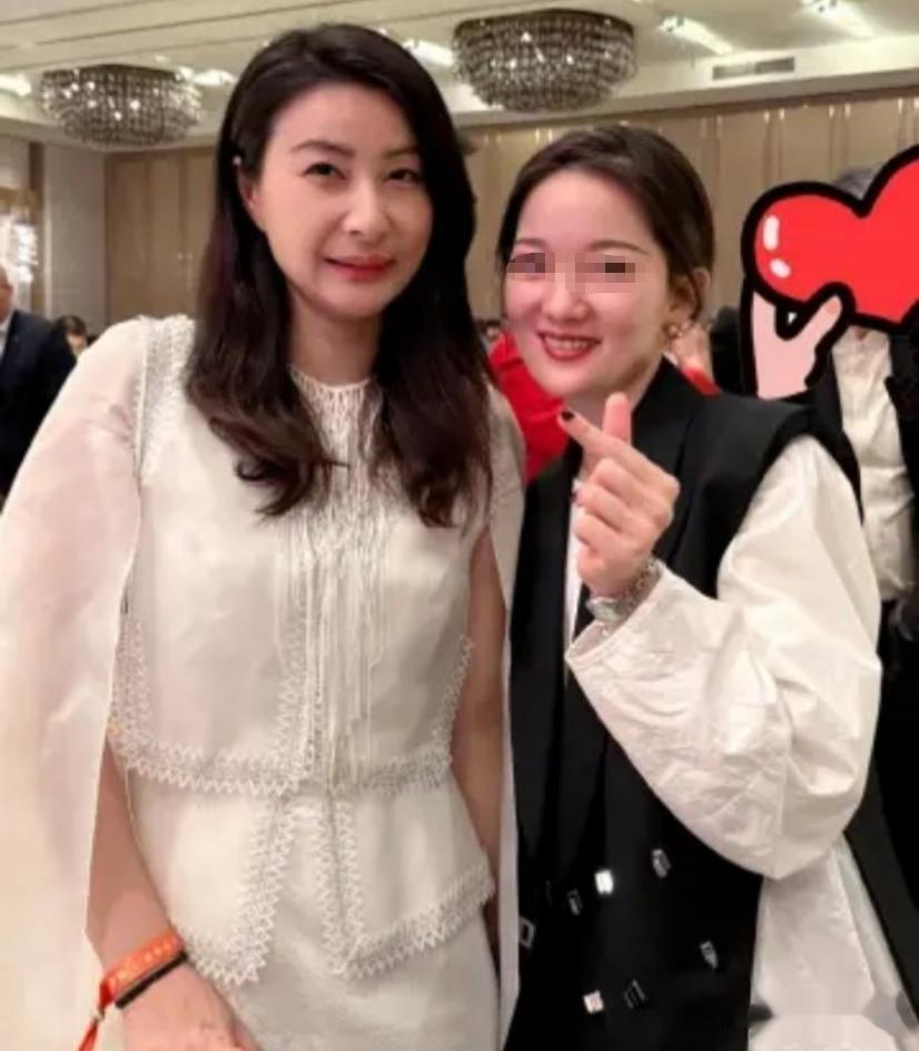 郭晶晶章泽天出席香港科学晚宴，同是豪门阔太，却都不忘自我发展