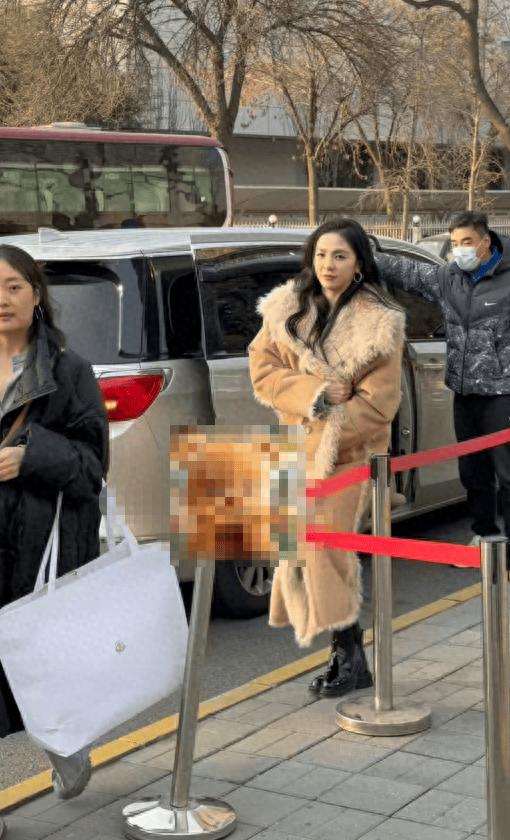 唐诗逸现身央视大楼！疑似参与2026央视春晚彩排