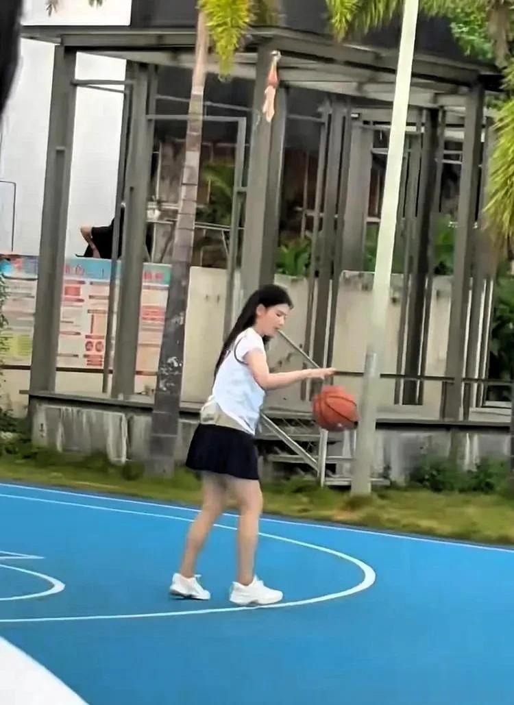 47岁刘涛穿迷你短裙扎公主头打篮球，端庄优雅，状态身材真不错