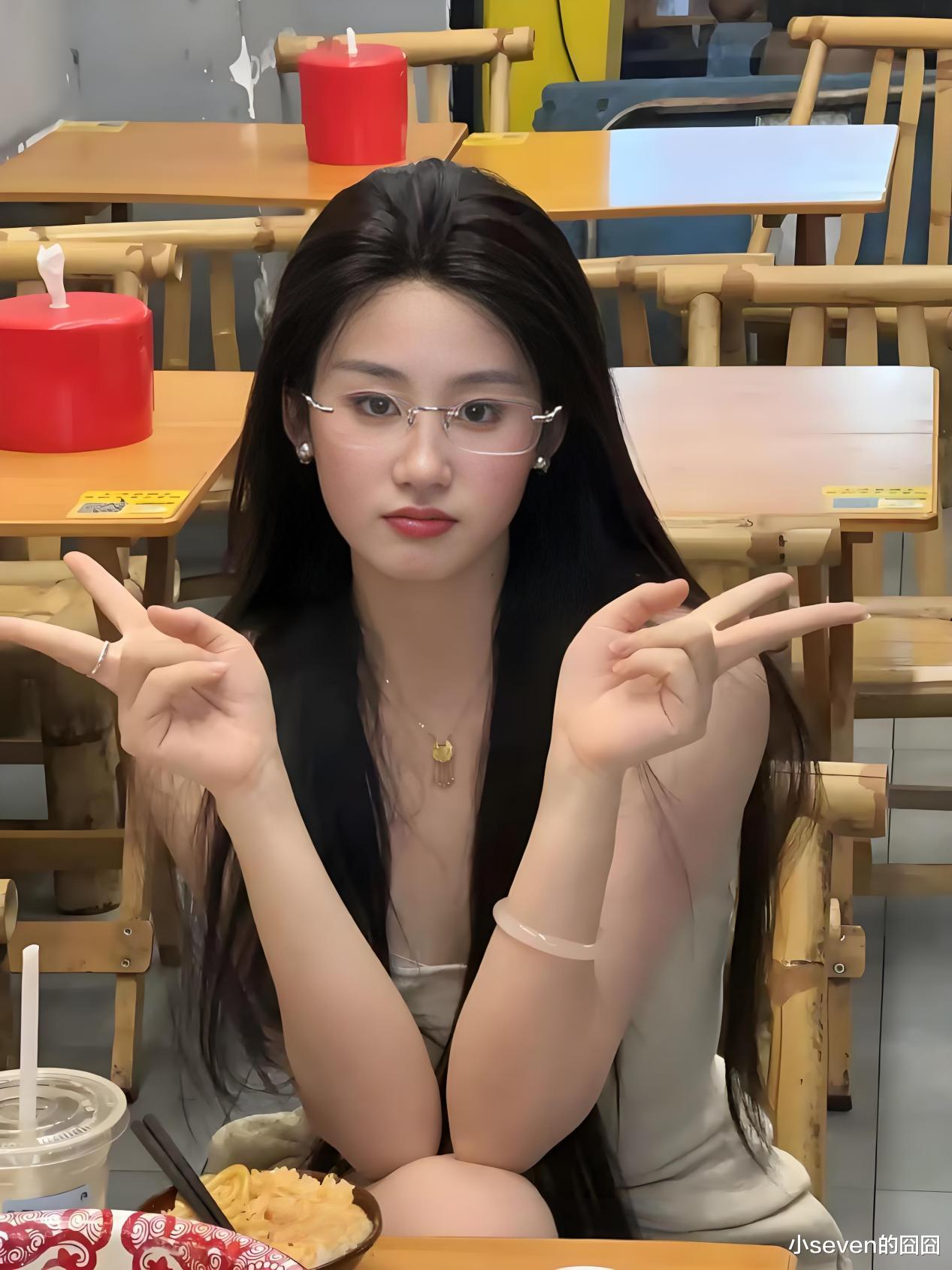 神似刘亦菲女孩回应网友质疑,称自己没有整容,一直都长这样子