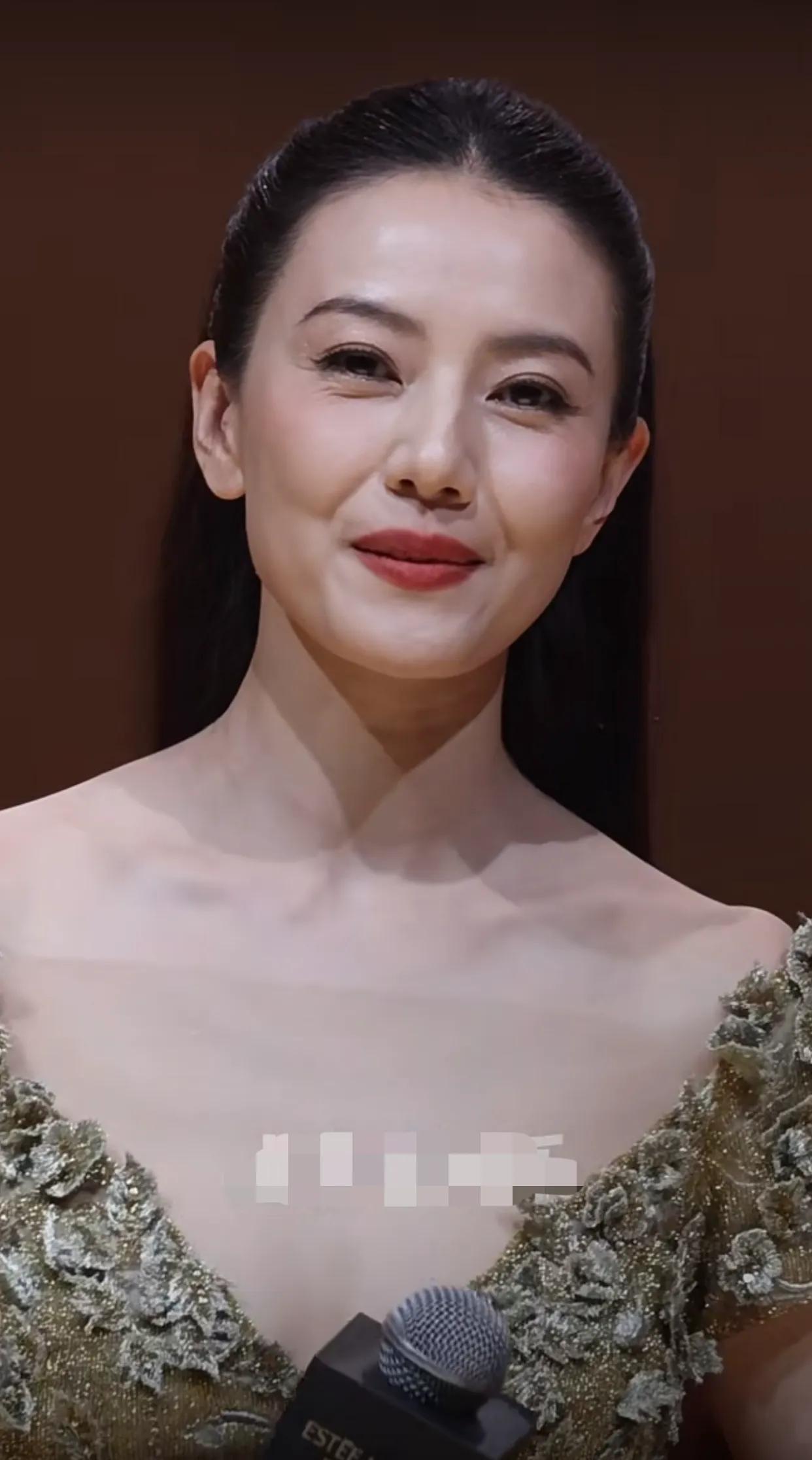 高圆圆真的老了,参加活动眼角细纹明显,大眼睛比常人老得更快